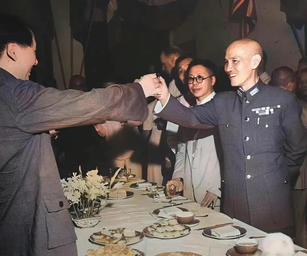 1945年10月重庆谈判。蒋校长认为已返延安的毛先生“终不能跳出此掌一握之中”，