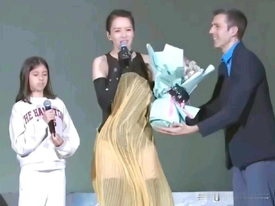 47岁的梁咏琪近期在深圳举行的演唱会上，一家三口的甜蜜场景引发了广泛关注。梁咏琪