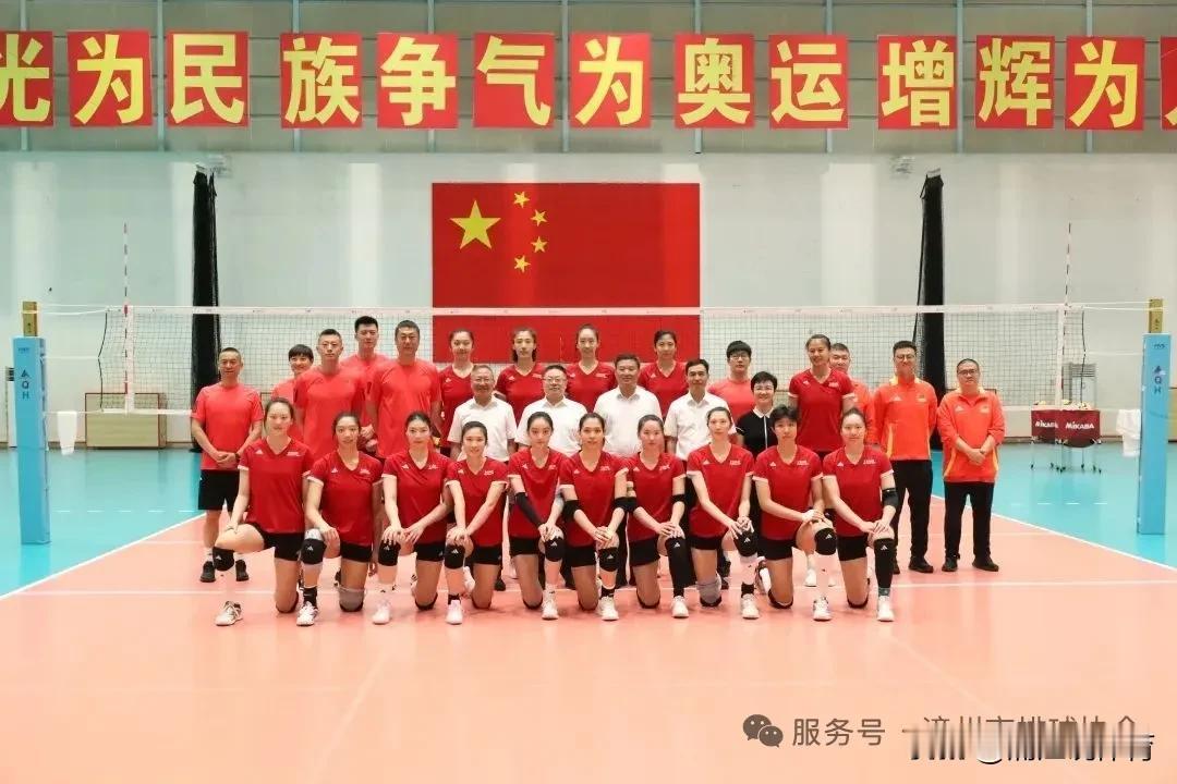 漳州基地所在地相关领导8月1日去看望慰问中国女排：李盈莹不在队列。7月30日还出