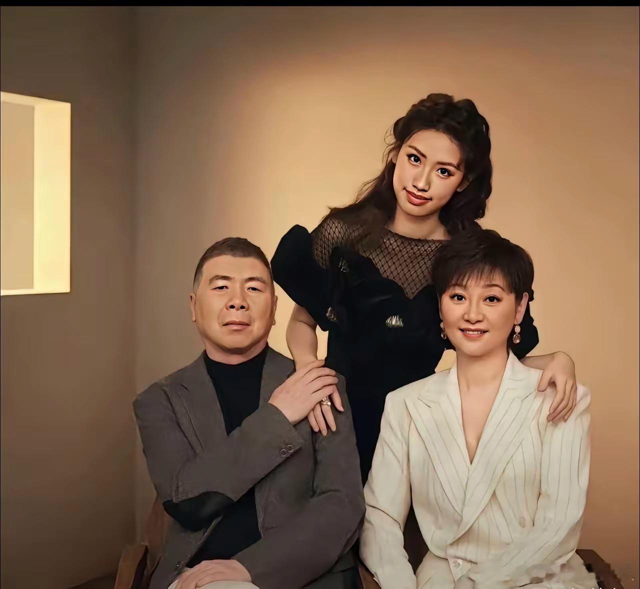 冯小刚当年娶徐帆，不是看上了她的美貌，也不是看上她的演技，而是看上了她处理危机的
