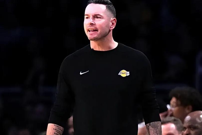 湖人新首发五虎来了，全新的，一人被替代，东契奇确定能打
今天湖人因为斯玛特和八村