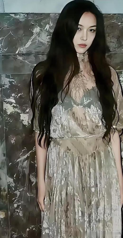 李嫣，如果不是曾经的记载，谁能想到她是个患过兔唇的孩子。李嫣的模样挺高冷，和姐姐