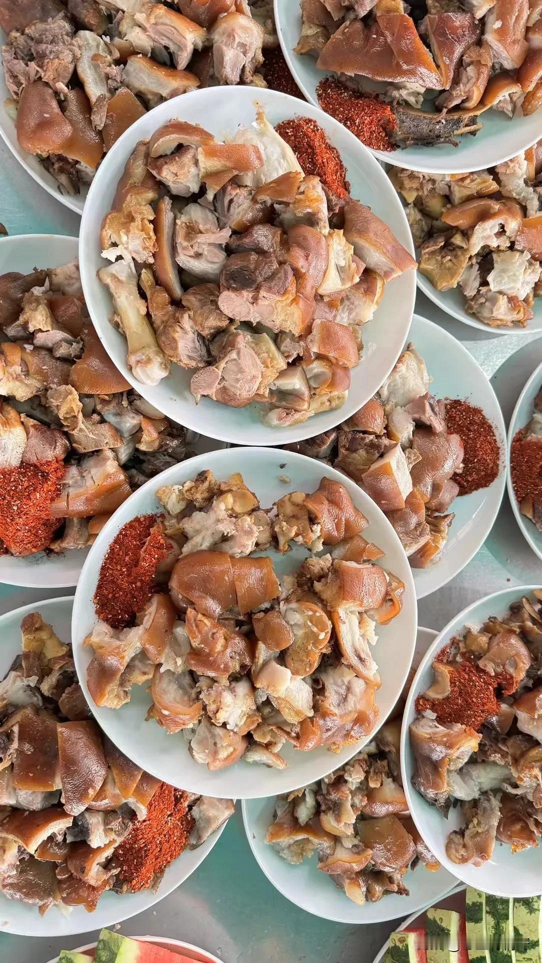 #秋日美食大赏#
农村的九大碗，真的有特色。
从摆盘到上桌，都是流程化的产物，还