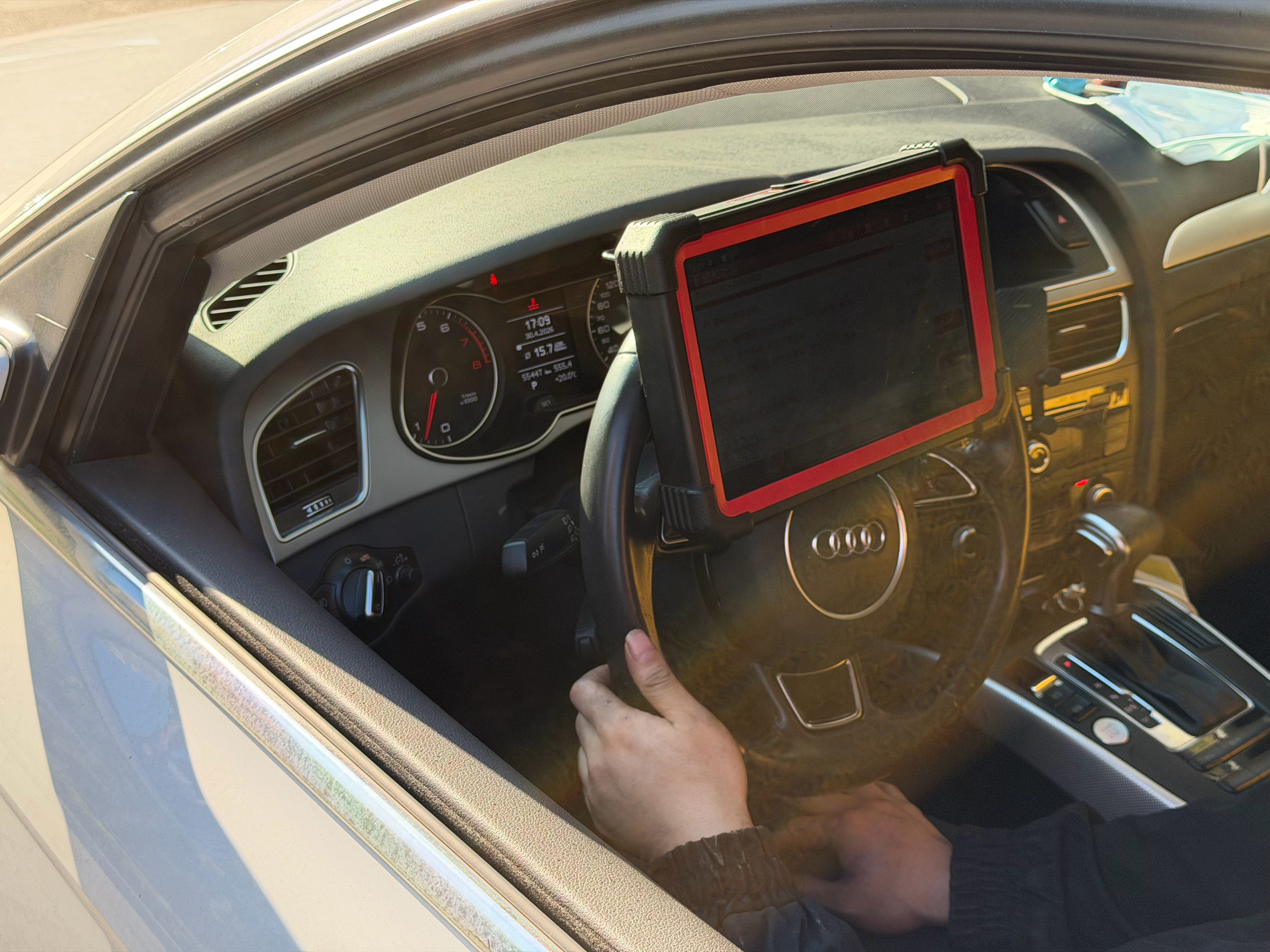 中年人的假期就是修修补补，但比起东西坏了就扔，我还是习惯修好了继续，车是这样，人