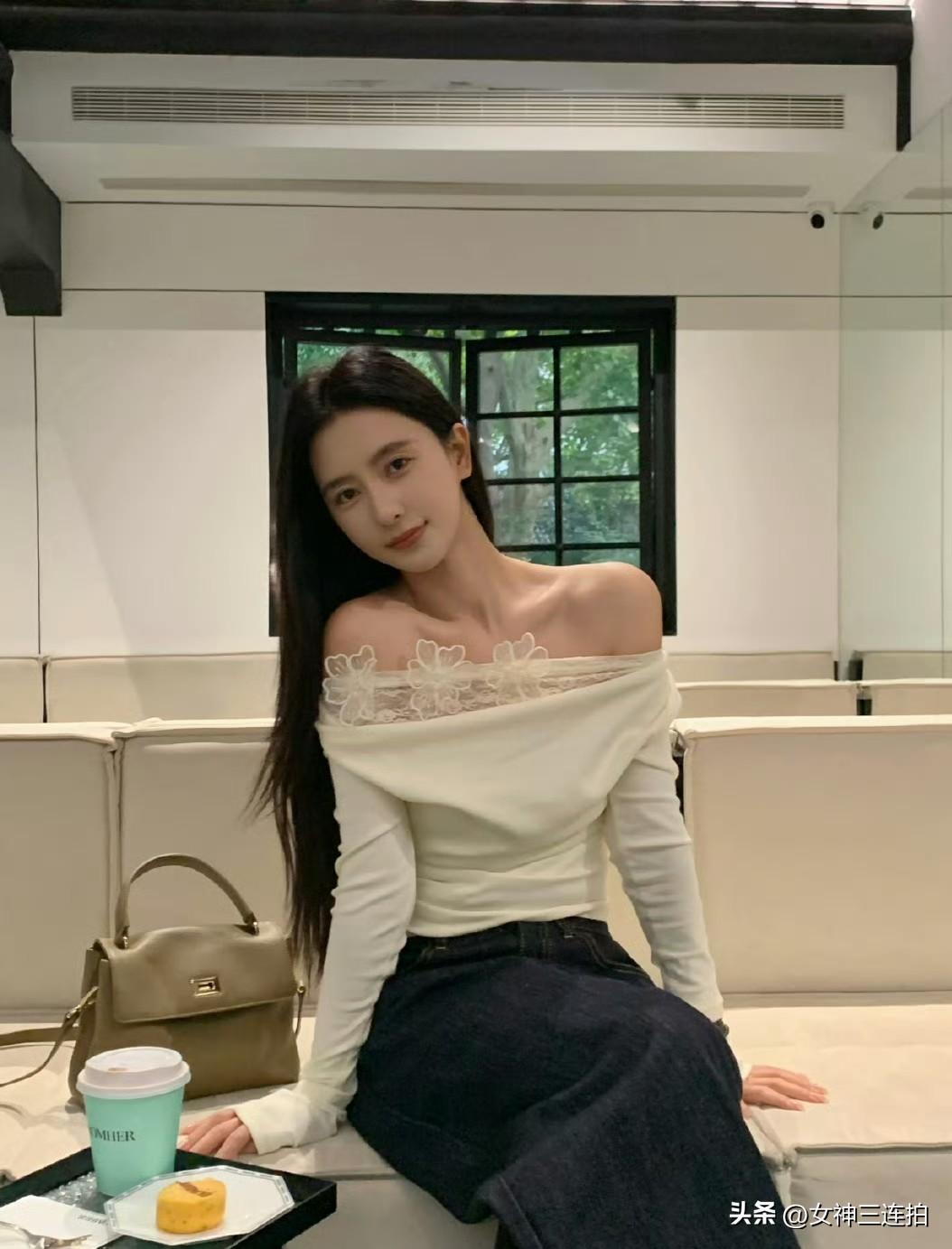 优雅下午茶时光，甜美笑容与精致穿搭相得益彰。