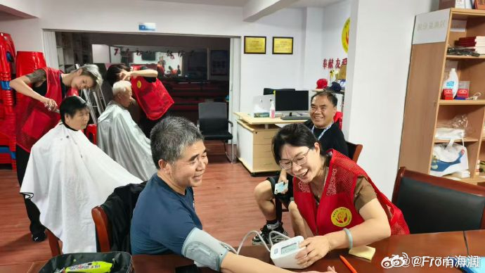 幸福理里见温情台州仙居志愿服务暖老心在仙居的乡村与社区里，志愿服务队伍走进邻里日