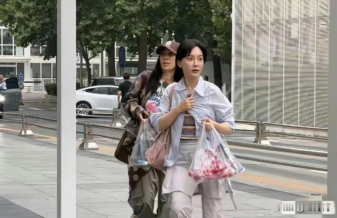 那英和陈数现身大街，原来明星们离开了美颜和滤镜，也和我们普通人一样，没啥区别。你