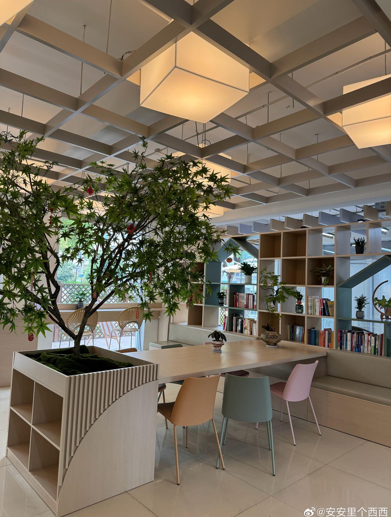 今天午饭后去周边散步
又被我们诸暨的社区震惊到了

我们不仅有为老年人打造的爱心