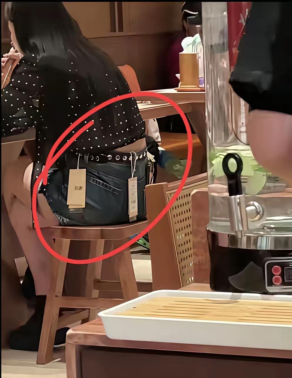 人不要脸天下无敌！中国妇联赶紧出来管管这些穿着吊牌衣服出来逛街吃饭的，这是打算穿