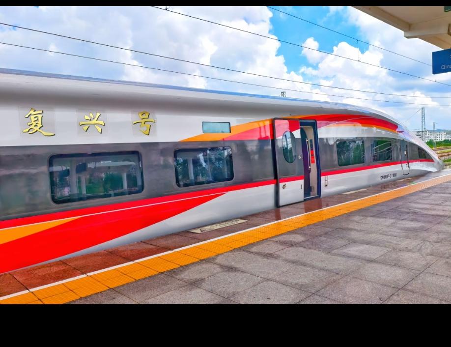 春运中，高铁起到了重要运输作用。
   提起中国的高铁，包括很多外国游客都赞不绝