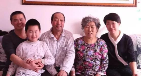 1997年，19岁海军战士为救群众牺牲，父母伤心欲绝，没想到20年后其母亲病逝，