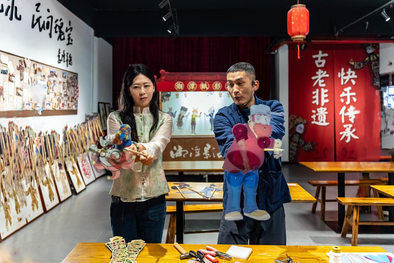 虽然下雨让窑湾玩不起来。不过在街区内，我居然遇见了很有意思的“纸影戏体验展馆”。