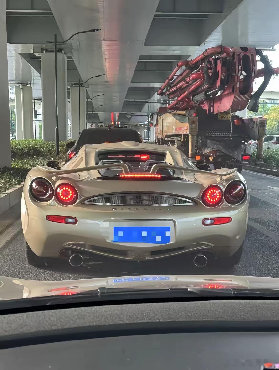 这什么车？没见过，像蛇一样 ​​​