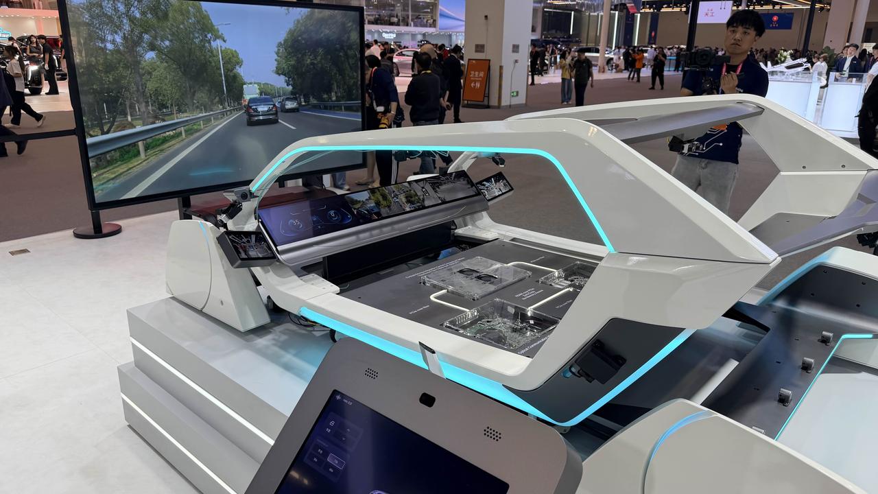 车联天下在本次北京车展上，带来了AL-A1舱驾融合域控平台，基于高通8775P芯