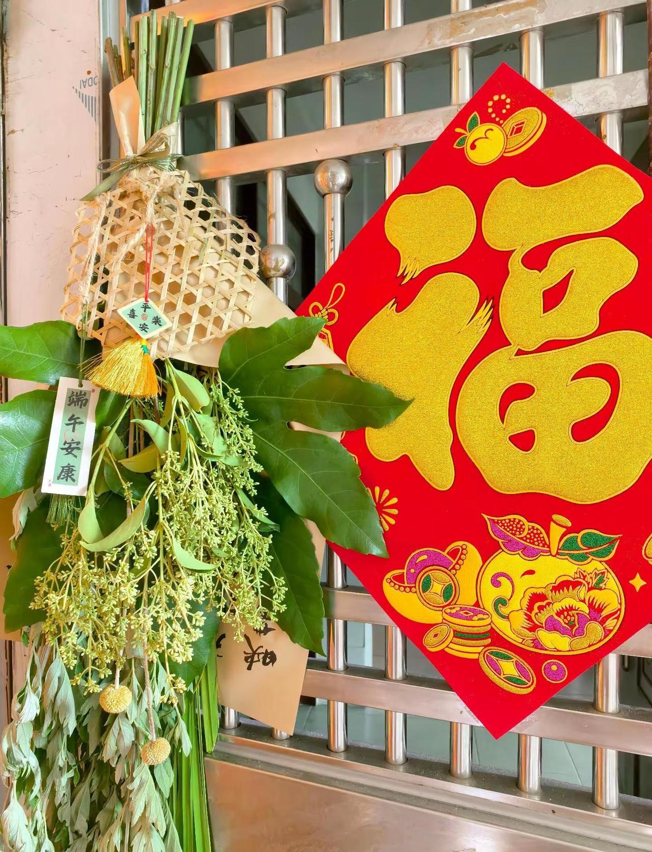 礼物和爱，都不要伸手去要，伸手要来的都不是爱你的人，爱你的人总怕给你的不够！主动