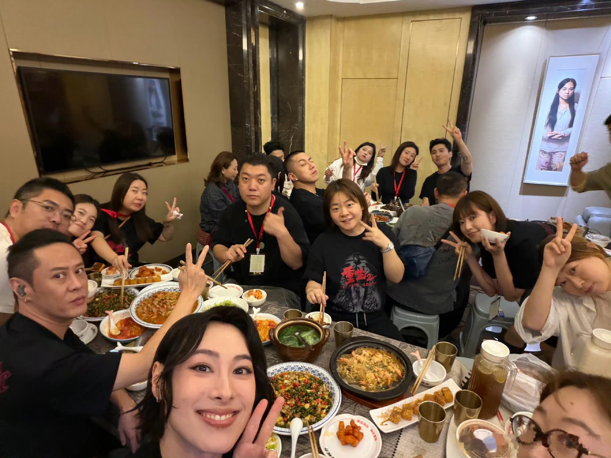梁又出钱出力捧这个男的。。。。他真的一点才华都没有，拍的那么辣鸡。。。。演技也做