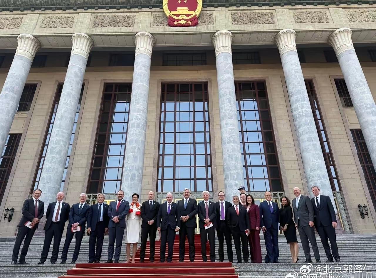 马斯克将其儿子扛在肩上与美企高管们在人民大会堂前合影 ，就这么随性 