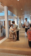 这个动作是虐待还是治什么小毛病？

正在聚精会神看书的时候，忽然听到一阵“哎哟哎