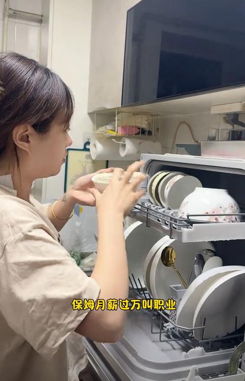 北京一姑娘的生活方式火了！家有6套房，父母每月还给6000块"生活费"。表面看像
