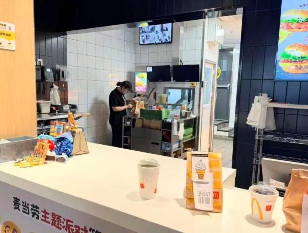 “必须严惩！”河南郑州，一女子带女儿去麦当劳点餐。取完餐后，她就开车带着女儿上了