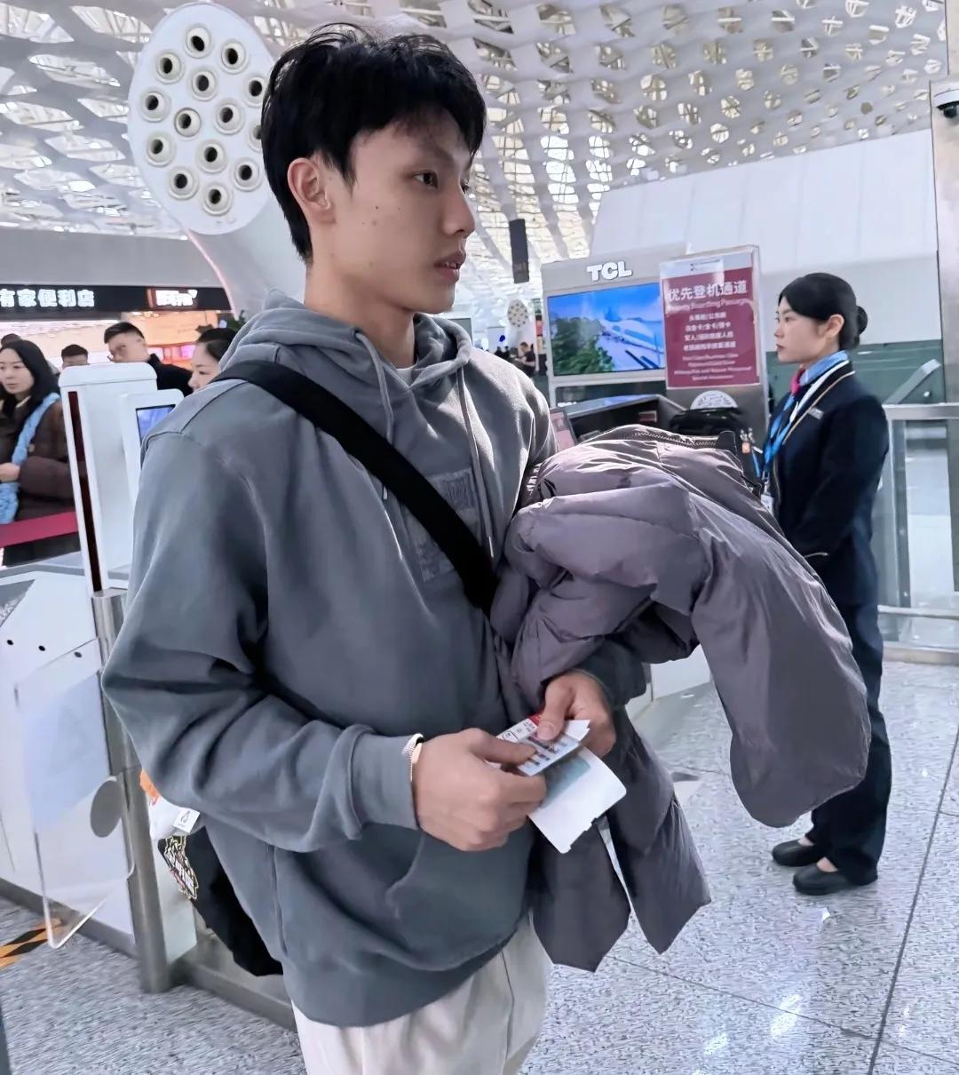 广东队兵发山西，开启四连客首站，紧锣密鼓的，今晚开打。
入住酒店，一切安排妥当，