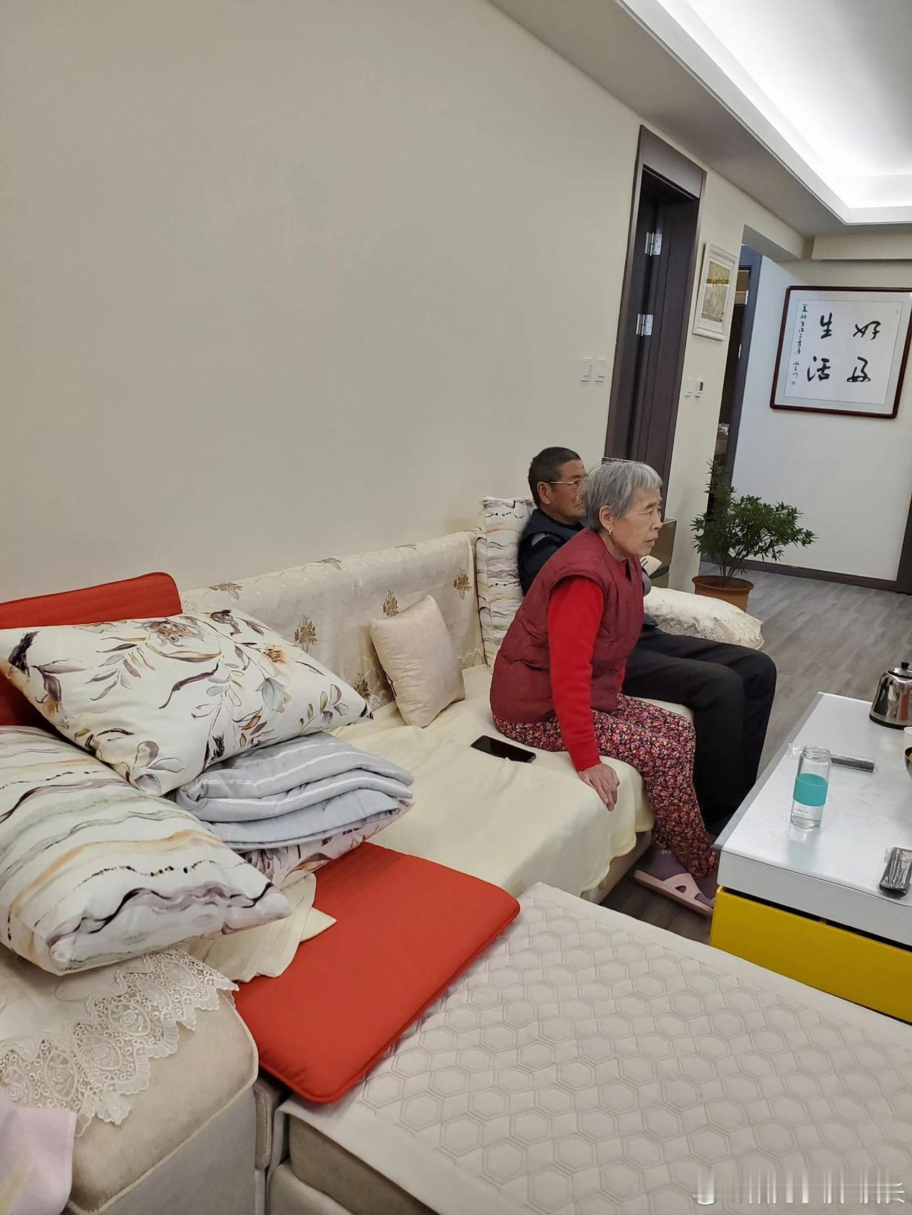 梦里和父亲喝茶，一张老照片解开我心里许久的疑惑：

找到证据了：父亲去世前，阳台