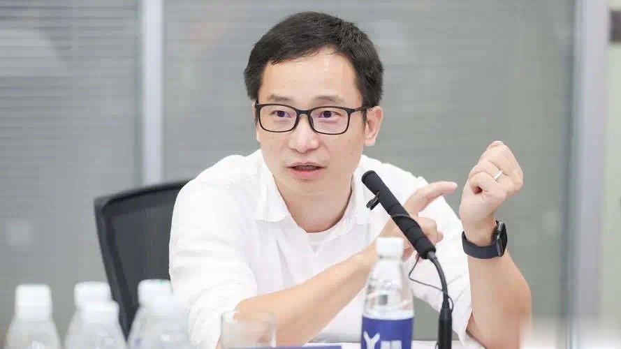 合资品牌学习新势力品牌的速度在加快。前岚图汽车销售服务有限公司副总经理刘展术，正