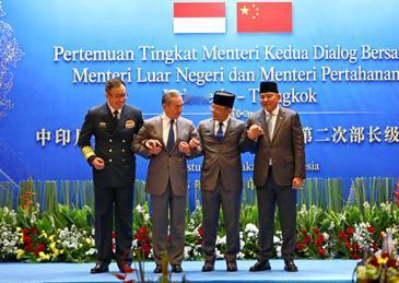 美国把菲律宾推到南海博弈的最前沿，但中国没有选择和美国拼谁的军事基地更多，而是选