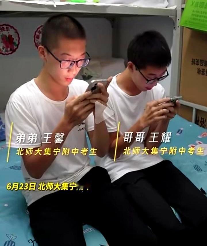 放榜那天，内蒙古的屏幕一下被一对兄弟占满。
北师大集宁附中双胞胎，同样的眉眼，不