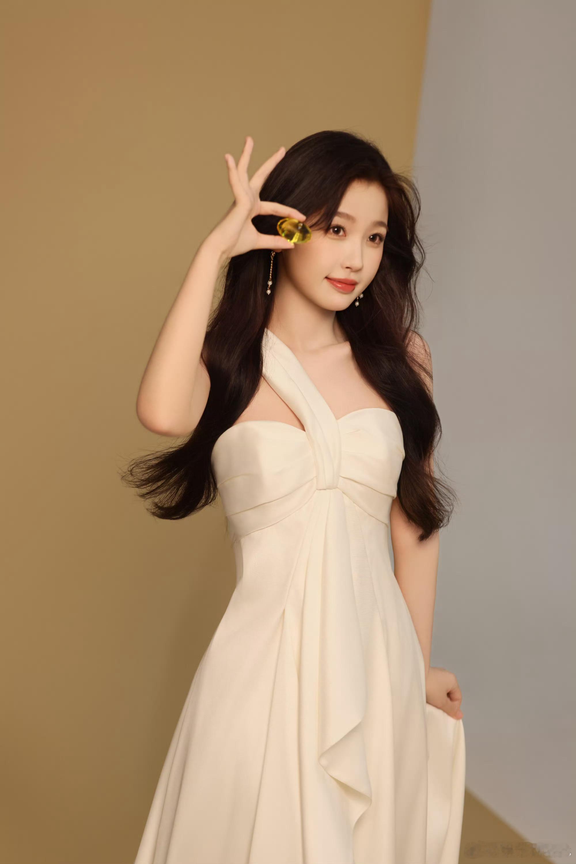 虞书欣好适合这种淡又高级的造型，被代言人给美晕了[泪]这组图一整个就是温温柔柔的