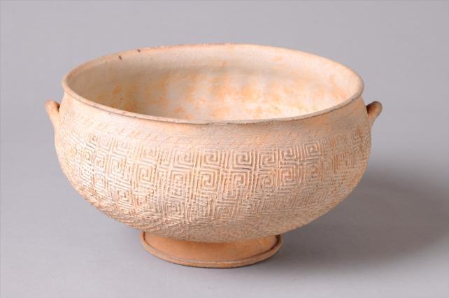 江西 于都中央红军长征集结出发历史博物馆藏商代 印云雷纹双耳陶簋 