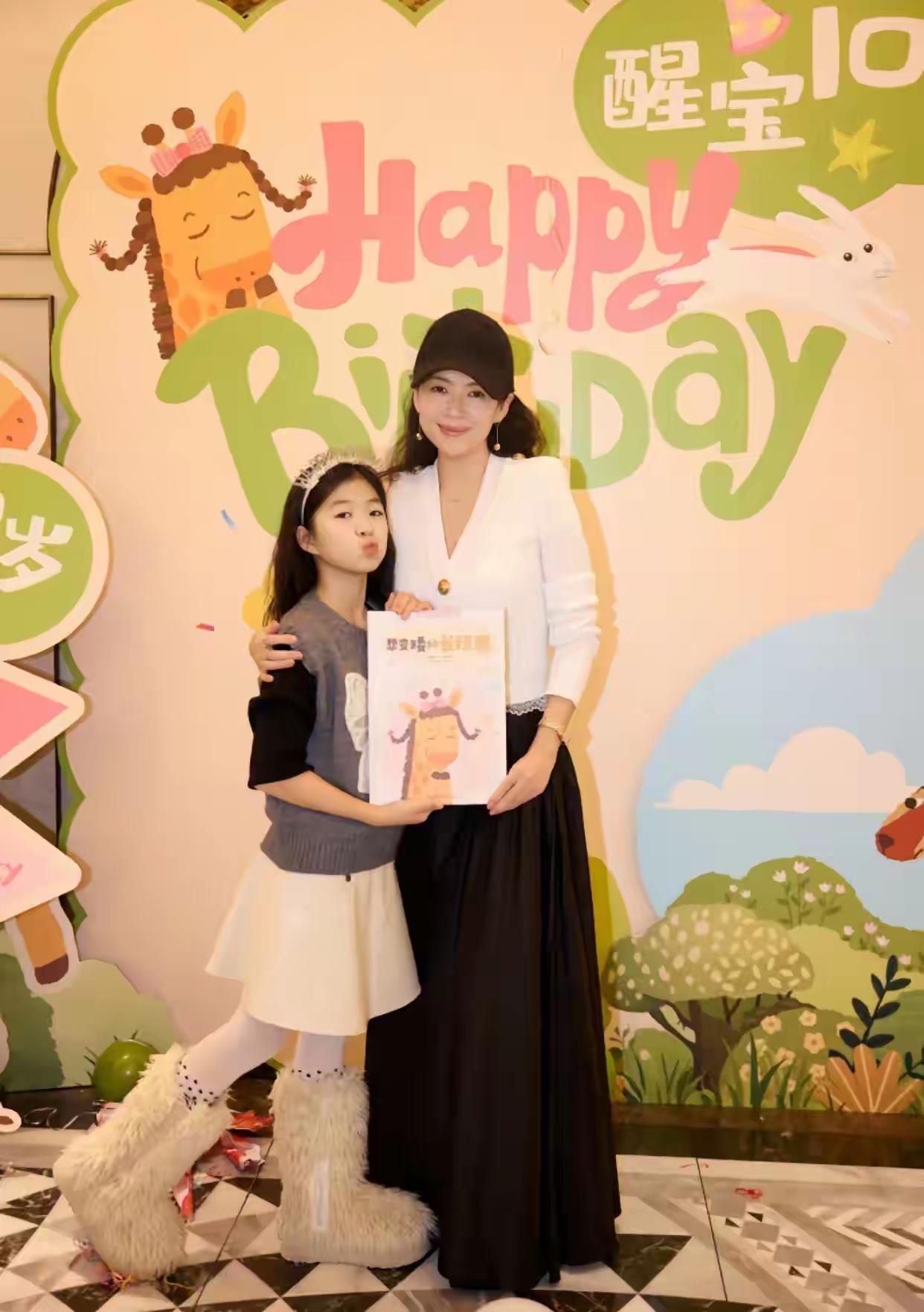 章子怡晒出女儿10岁的生日照，小姑娘长得很漂亮。既像汪峰又有章子怡的气质。小小年