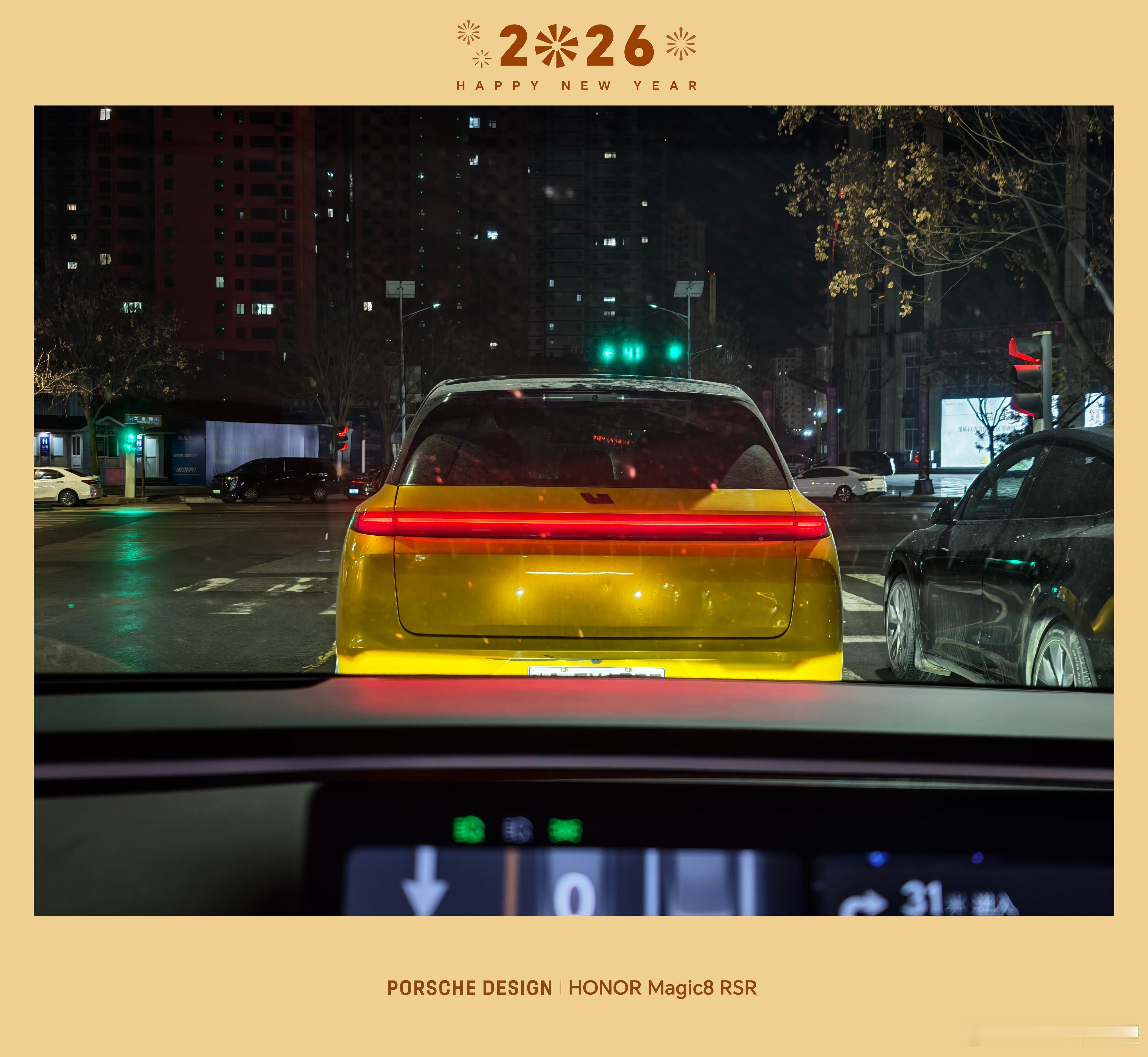 家乡的理想是真的多23.30一个路口三辆，两台L 一台i8过了一个红绿灯又两台理