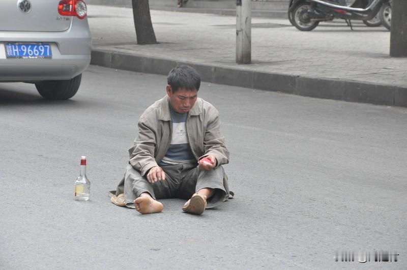 穿着破旧男子拿仅有十元给狗买吃的 山西太原这事儿太让人破防了。一位衣衫褴褛的大叔