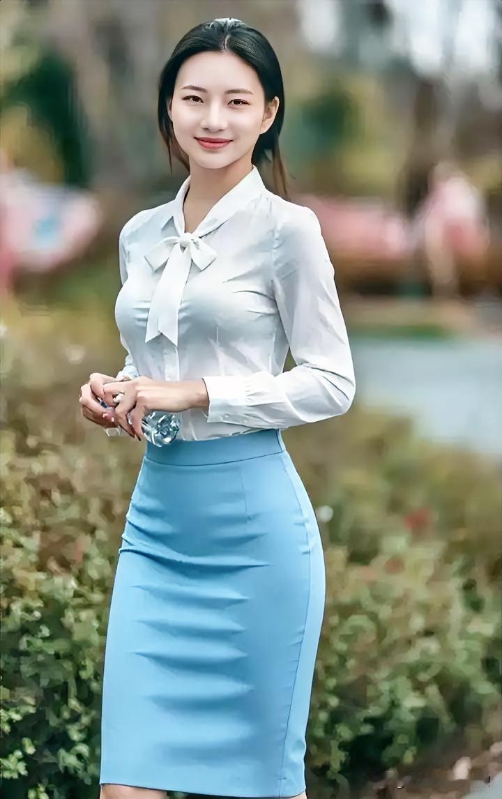 湖畔微风轻拂，她身着一袭白衫与浅蓝裙装，宛如初夏最清爽的诗篇。领口蝴蝶结系着温柔
