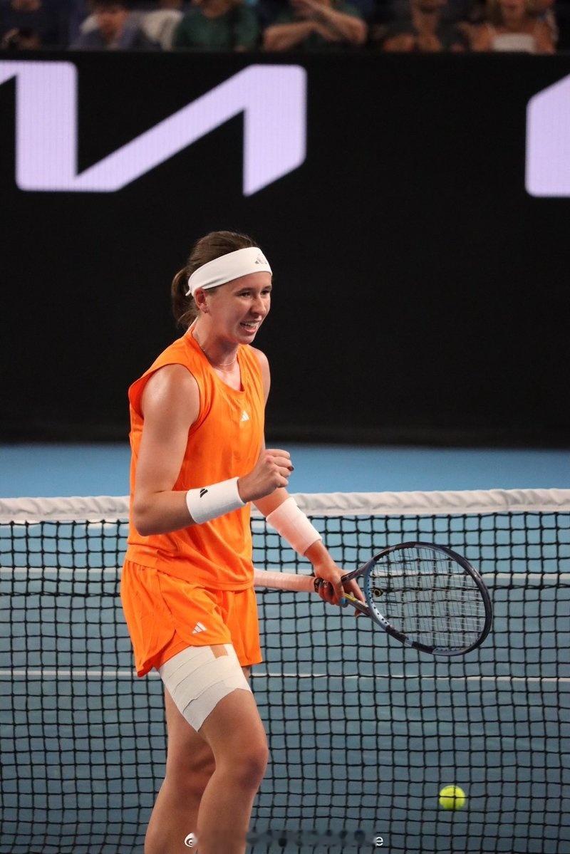 被这个巴尔通科娃吸粉，非常全面的打法、非常聪明的击球线路、沉着冷静的击球策略。她