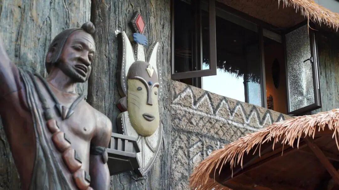 当非洲鼓的节奏穿透耳膜当光影爬上泥陶图腾当鳄鱼肉、鸵鸟肉、鹿肉、火鸡肉.....