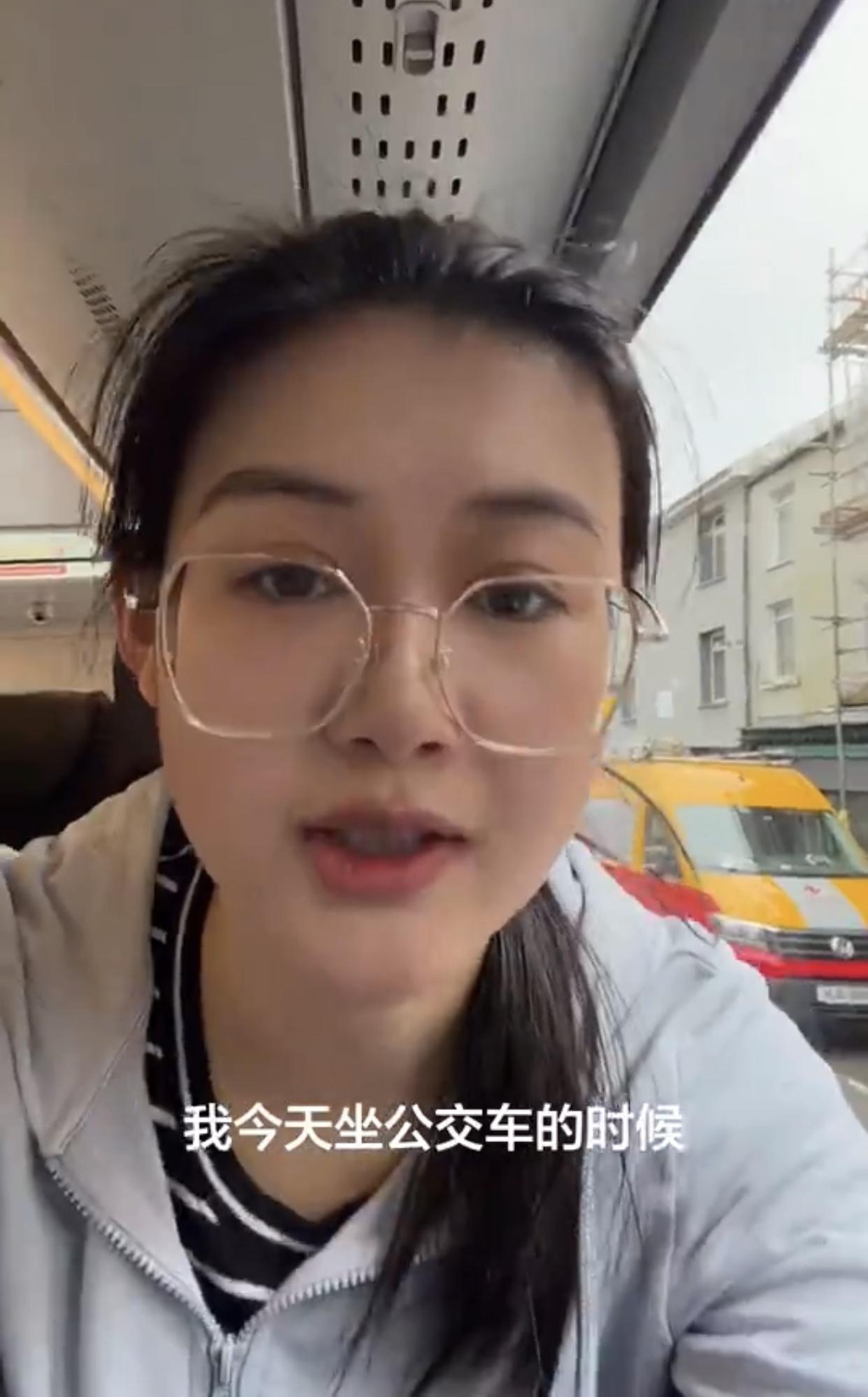 一位在英国的中国女子表示：她今天在英国坐公交车的时候，发现公交车上有一行字，“宅