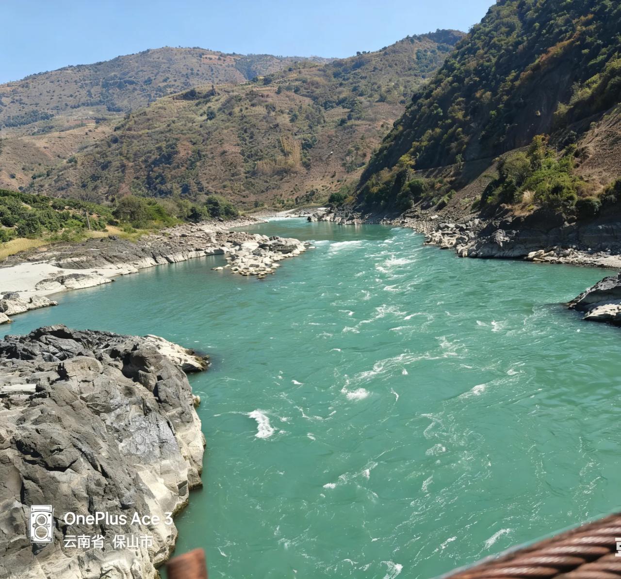 从保山市离开前，克非老头特意让五侄女开车，去看了一下怒江，望着湍流不息的江水，把