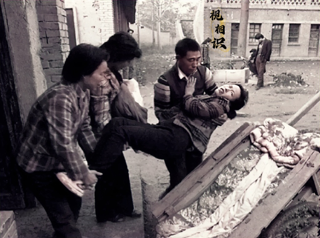 90年代，陕西临潼，一名育龄妇女刚刚做完结扎手术，因为身体虚弱无法行走，被丈夫和...