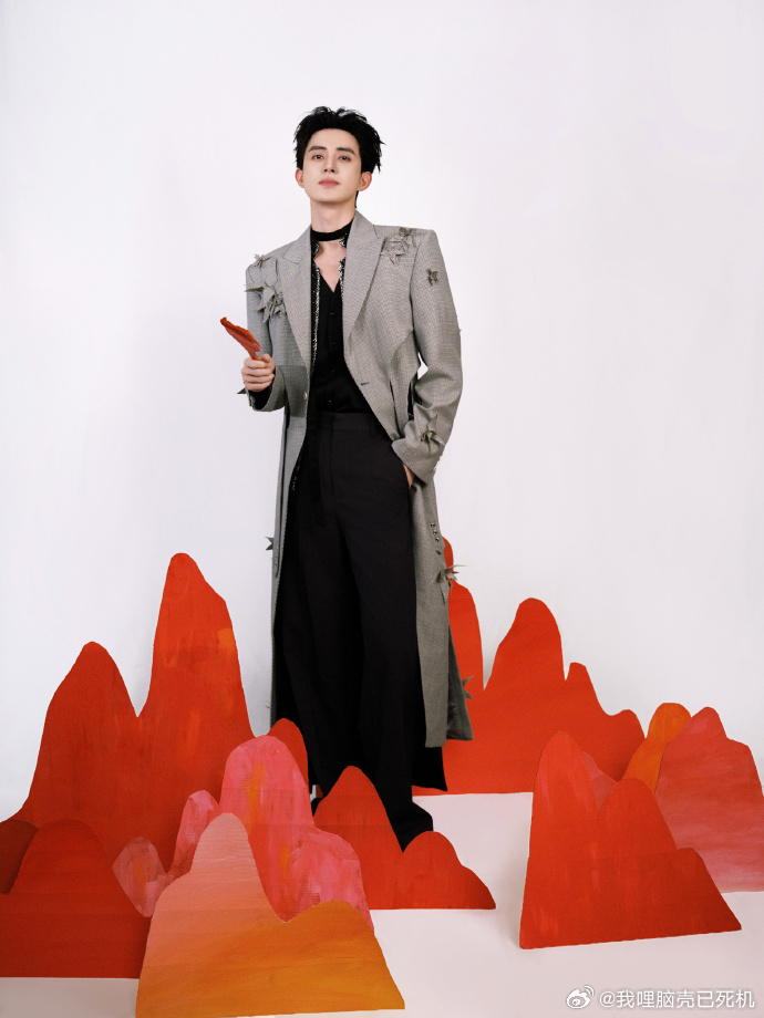 敖瑞鹏红毯造型出图敖瑞鹏黑色V领灰大衣 敖瑞鹏红毯造型出图，敖瑞鹏黑色V领灰大衣