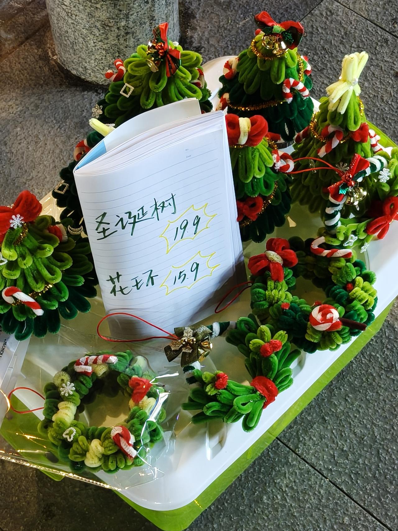 普通人现在赚钱有多难？
最近机缘巧合，和朋友一起去摆摊，卖的是手工小饰品，我们对