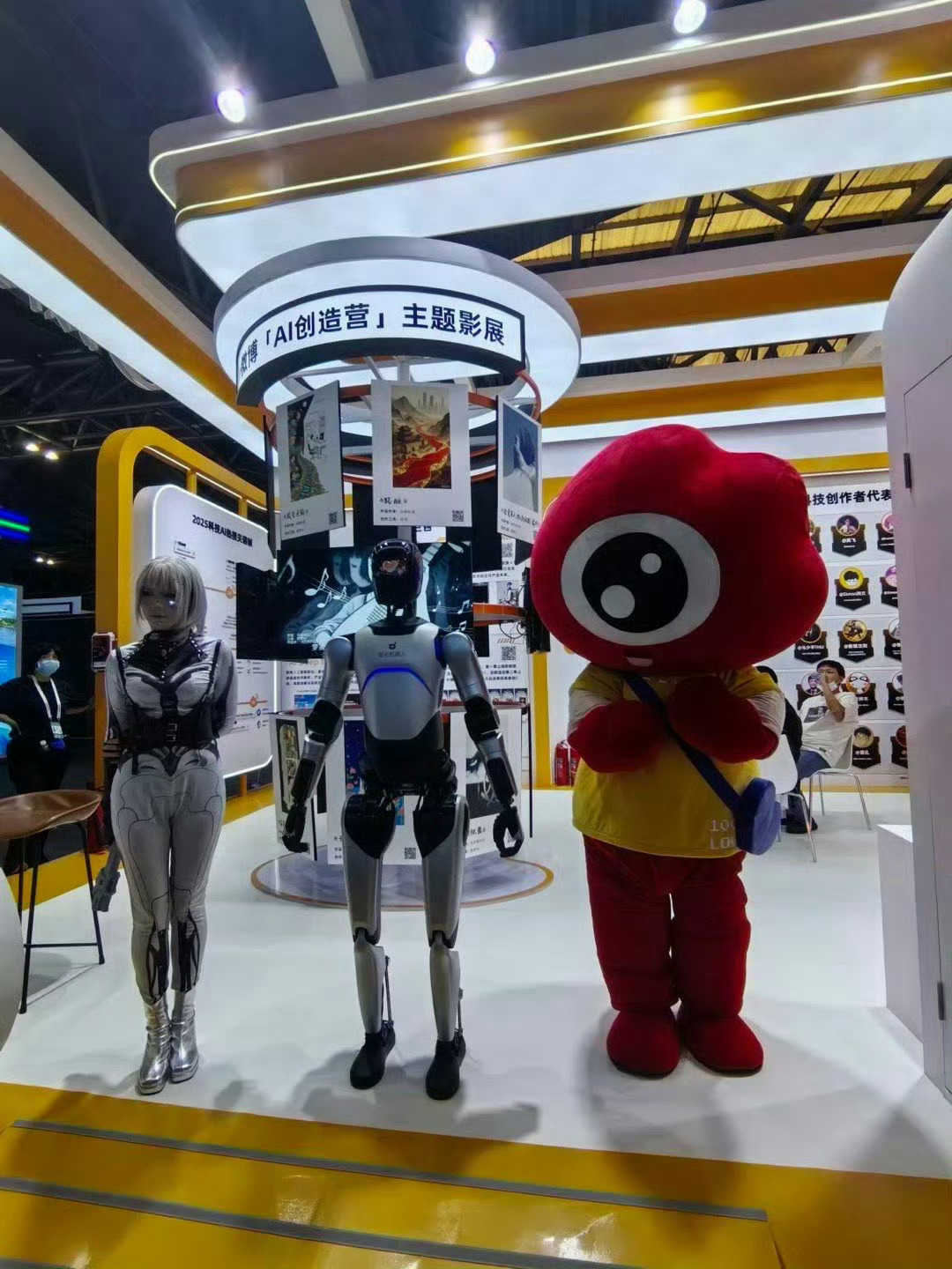 当机器人遇到人类cos自己 一张世纪的大合照，夜记录于2025年waic2025