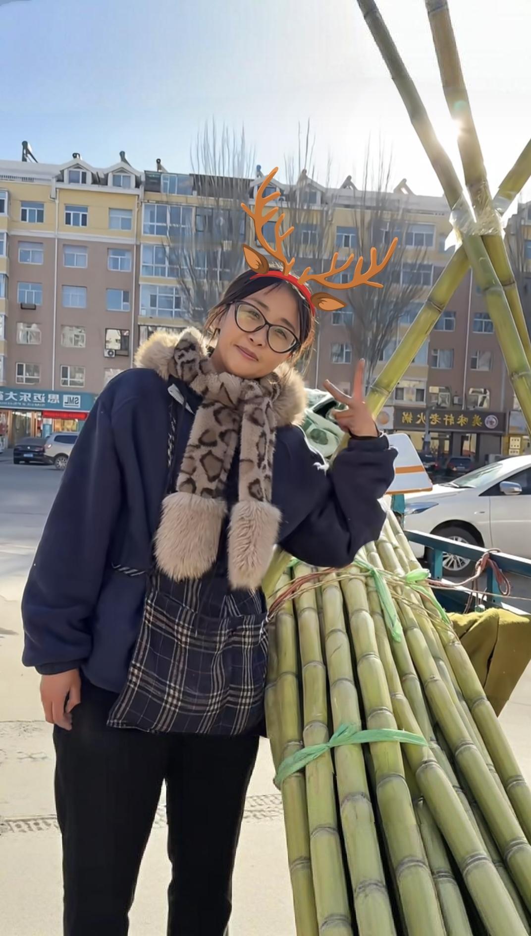 百万存款的朋友。
却舍不得买17块的甘蔗。

她的逻辑很简单：钱花了就少了。
