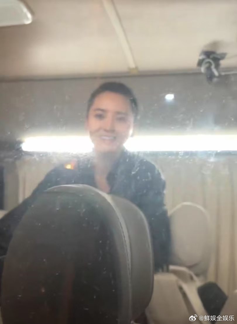 再一次被蒋一侨的真诚打动乘风2025蒋一侨的真诚真的太让人感动了！粉丝想送信，隔
