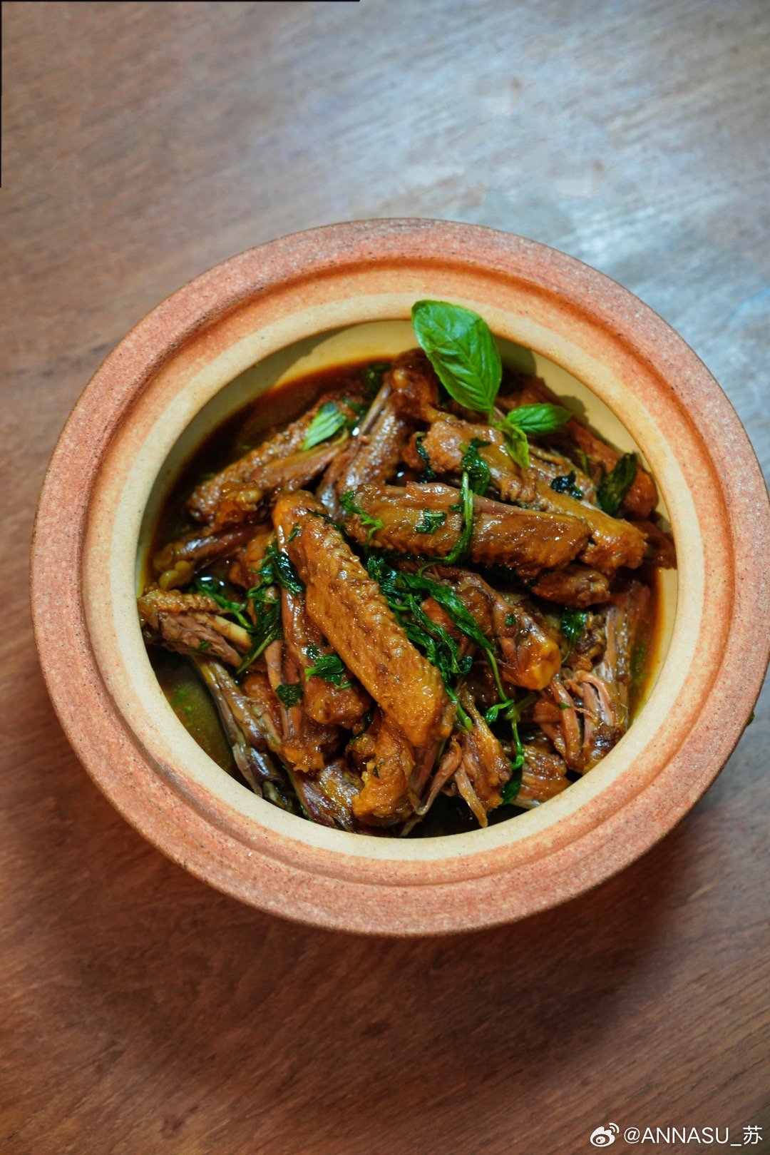 三菜一汤最迷人是家常菜九层塔三杯鸭翅小酥肉烧丝瓜鲜菌瘦肉汤紫苏剁椒滑鱼片美食记录