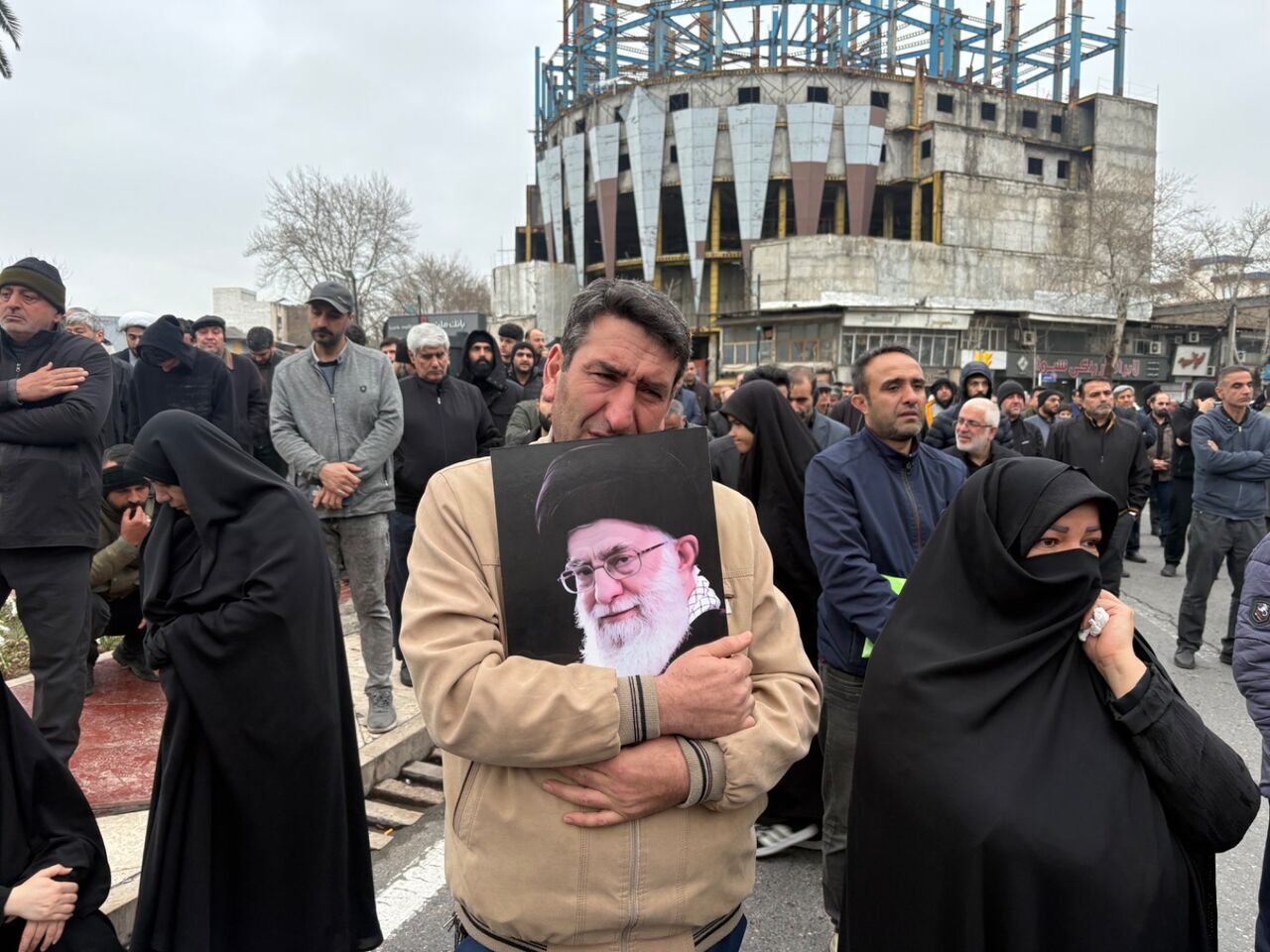 伊朗伊斯兰共和国通讯社（IRNA）报道，2026年3月1日清晨，不同城市的伊朗人