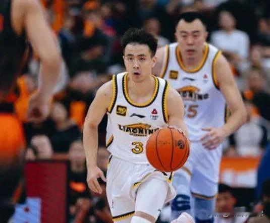 辽宁男篮后卫赵继伟在昨天客场挑战山东男篮的比赛上半场意外受伤，他的伤情引发了球迷