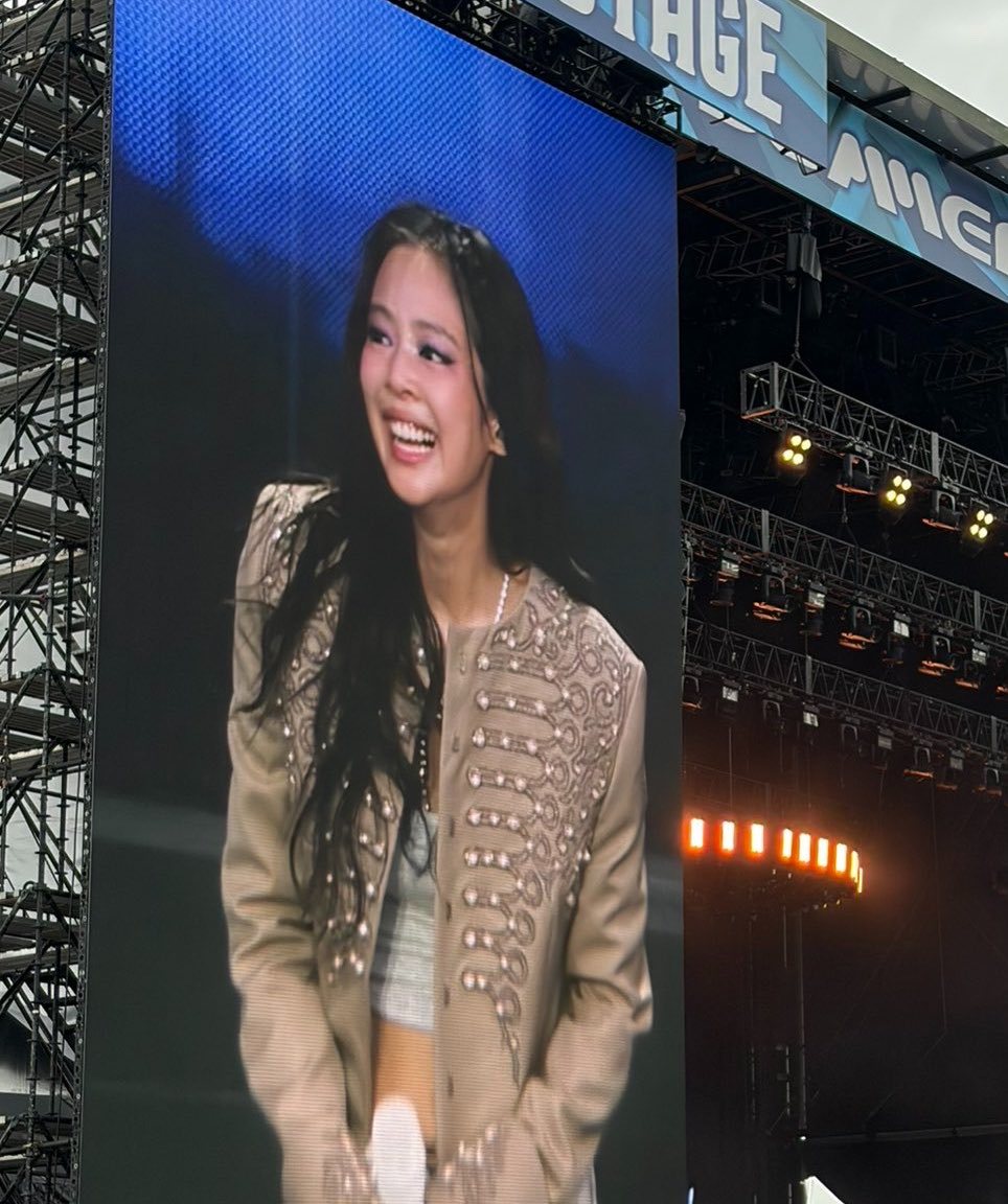 jennie东京音乐节造型 猫猫🐈⬛ 