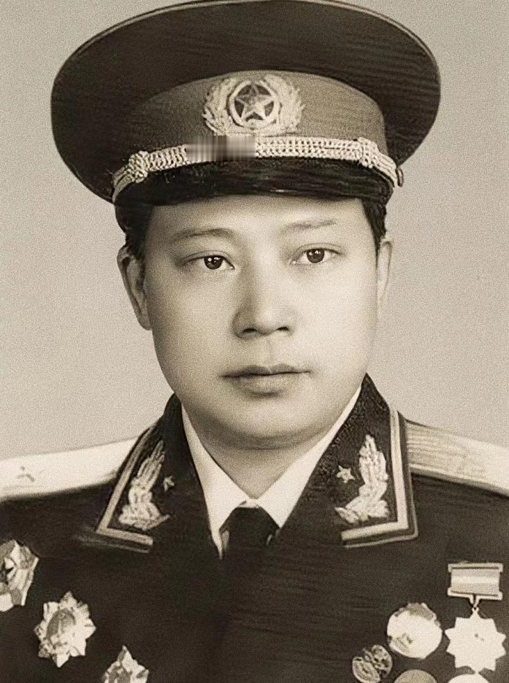 开国少将龙飞虎高大魁伟，虎背熊腰。双眼微眯，睁开时，精光射人，瞬间即合，仍恢复微